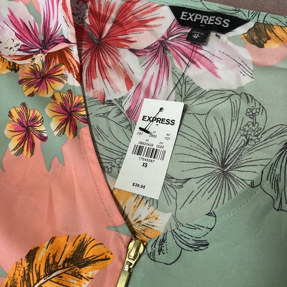 EXPRESS FLORAL TUNIC-NWT🌸 - Picture 5 of 7
